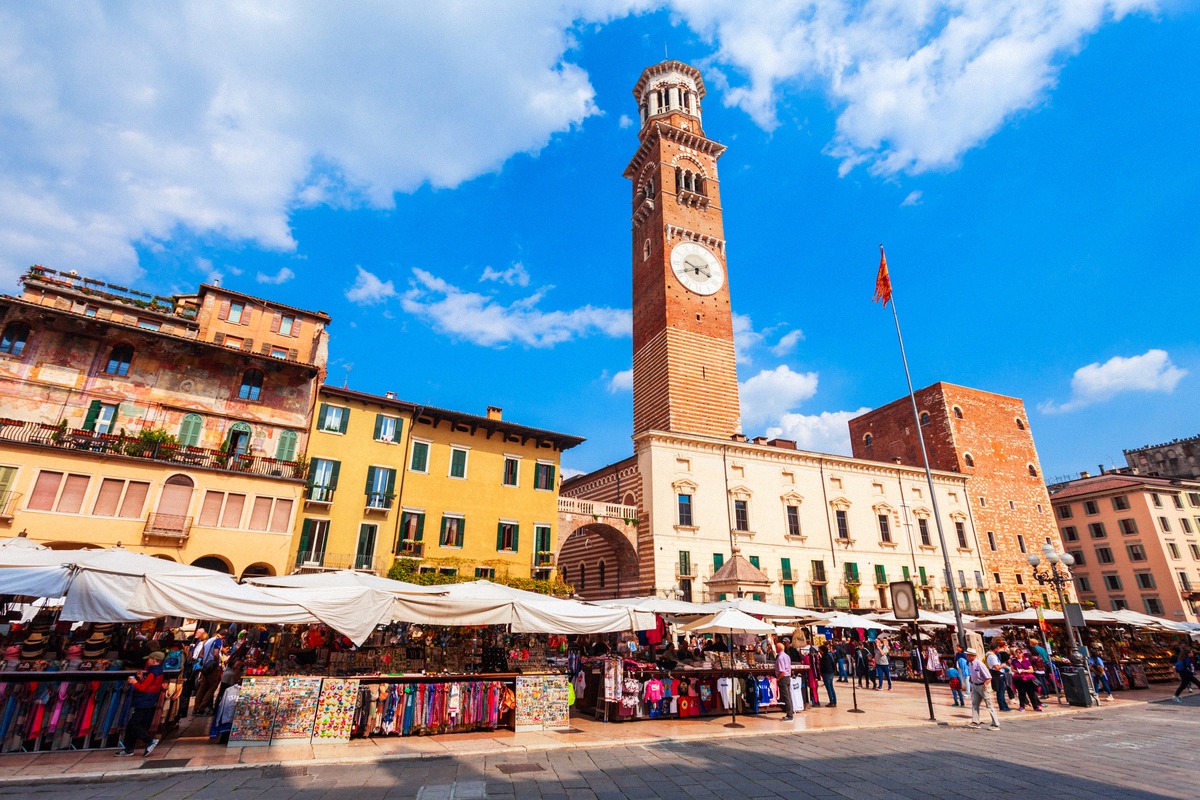Piazza delle Erbe mit Markt und Torre dei Lamberti